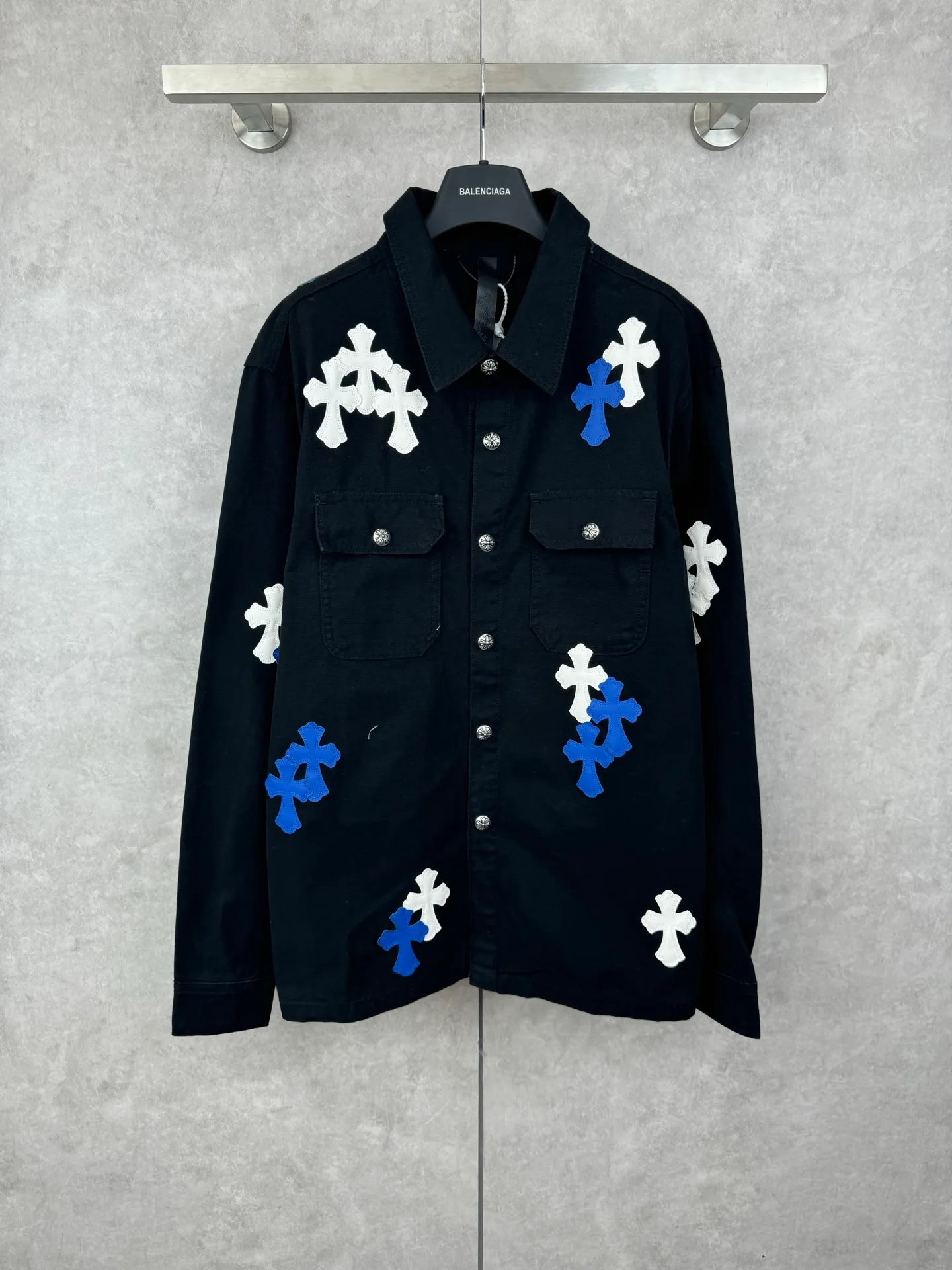 P590 Chrome Heart CH leather workwear denim jacket Size: S/M/L The original version was purchased for HK26,680 and developed for 25 years as a new series. It is made of high-ounce twill denim fabric (the color is exclusive blackish blue, distinguishing it from pure black on the market), and the two-color cross is artificial leather (all individually dyed, with the same texture and no color difference). The stitch length, thread color, and wiring of the car are exactly the same. The inner leather is made of first-layer calfskin, with regular cross stitching, special machine sewing and edge stitching, 925 silver electroplated hardware, and consistent oxidation and distressing effects.